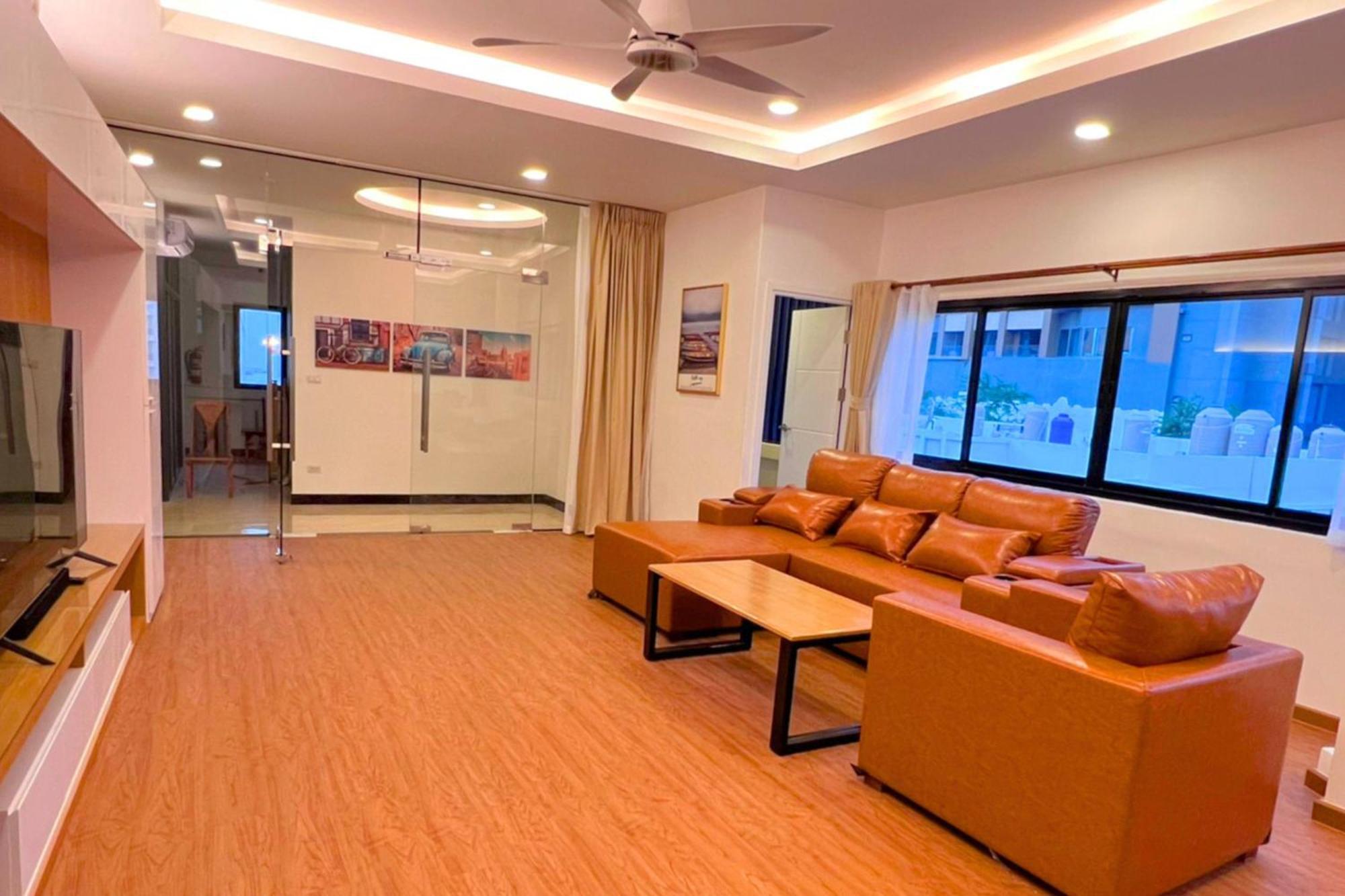 The Lodge Pattaya Exteriör bild